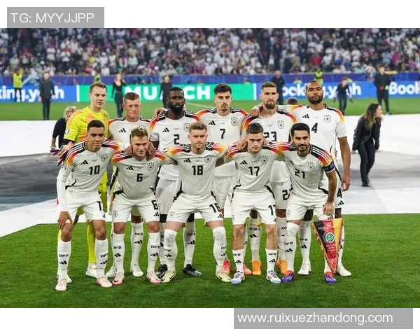 德国足球队队服的设计演变与文化象征分析 德国足球队队服的设计演变与文化象征分析